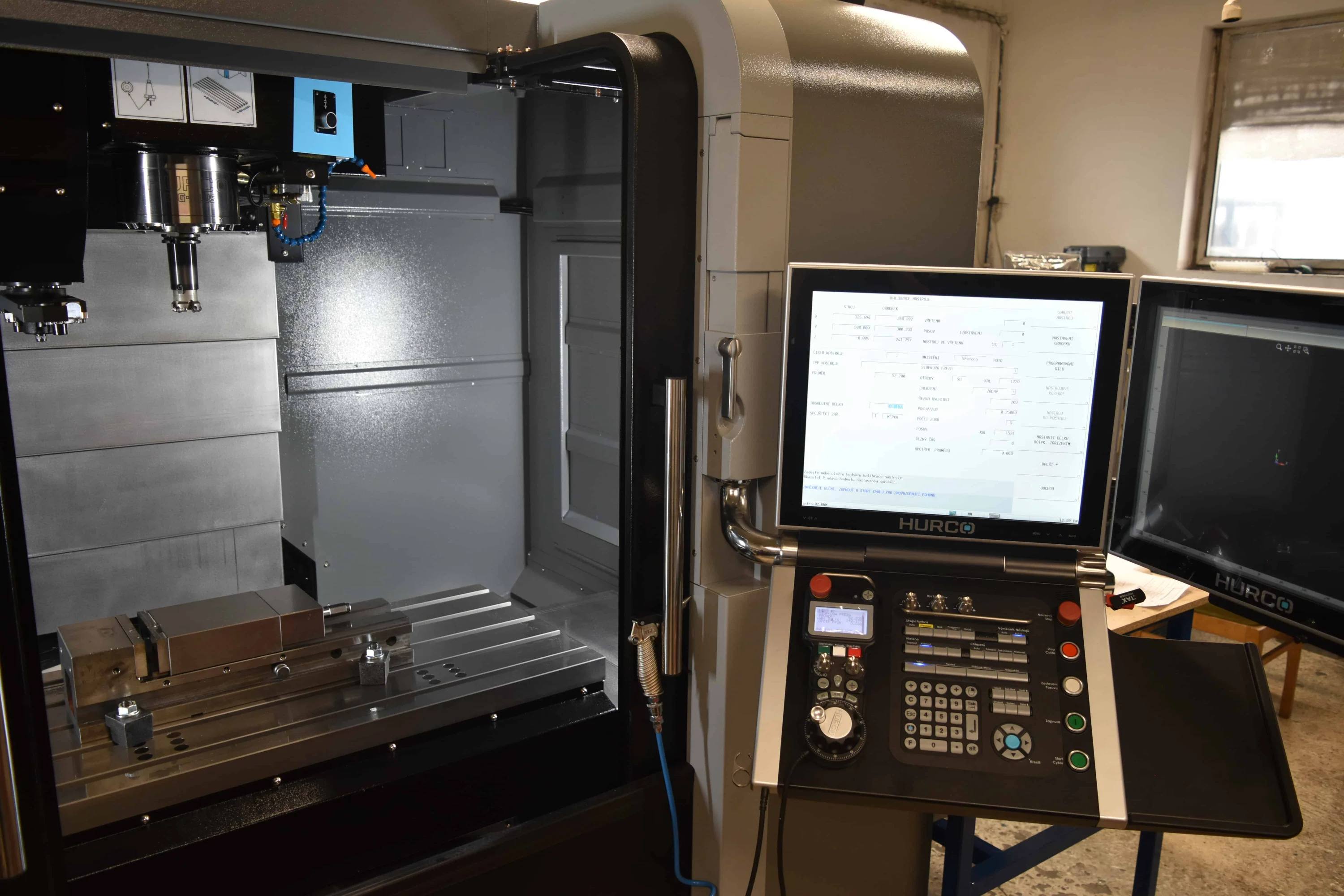 obrabeci centra Hurco obrabeni hudec